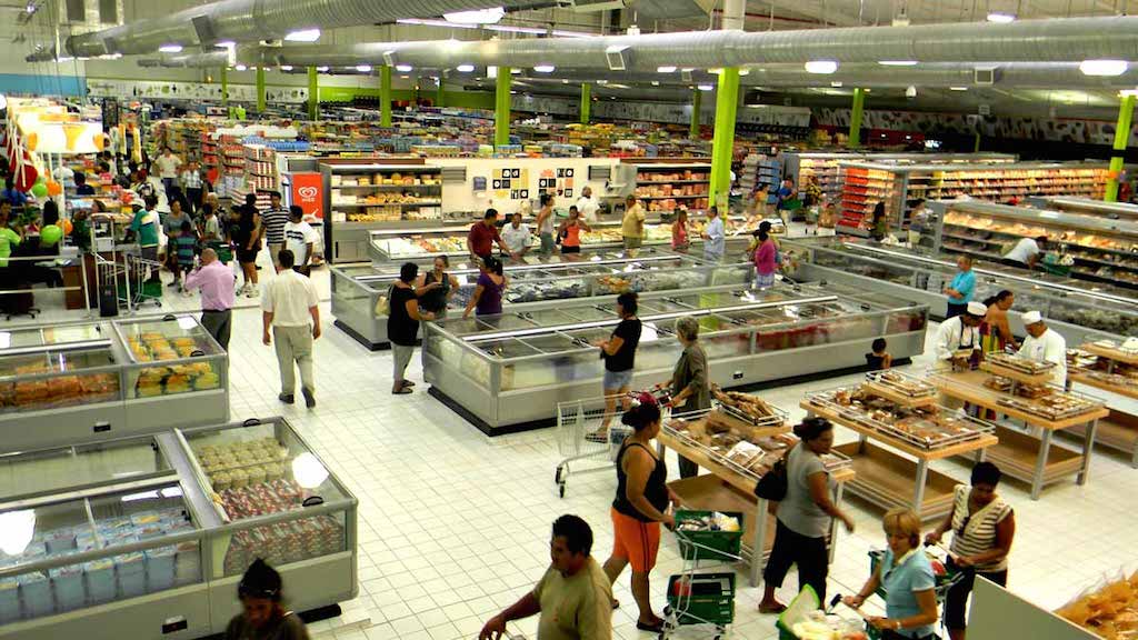 Intérieur d'un hypermarché avec des clients en rayon