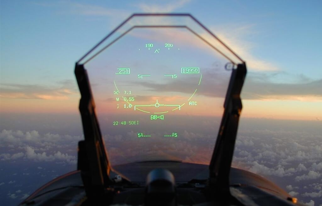 Système HUD (Head-Up Display) : affichage tête haute dans les cockpits des avions de chasse