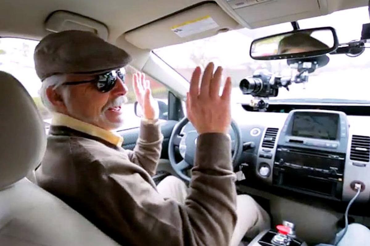 Une personne aveugle à la place conducteur de la Google Car