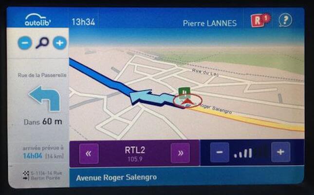 Capture écran tactile embarqué d'une Autolib avec personnalisation, cartographie, indications de parcours et radio