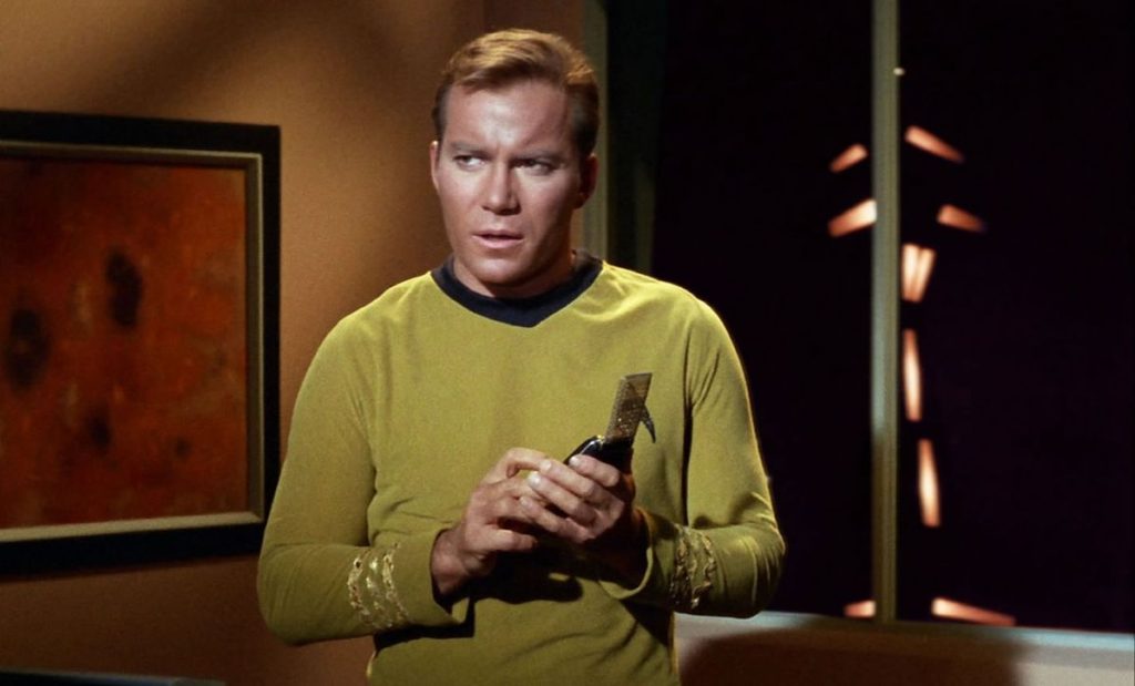 Capitaine Kirk avec communicator à la main