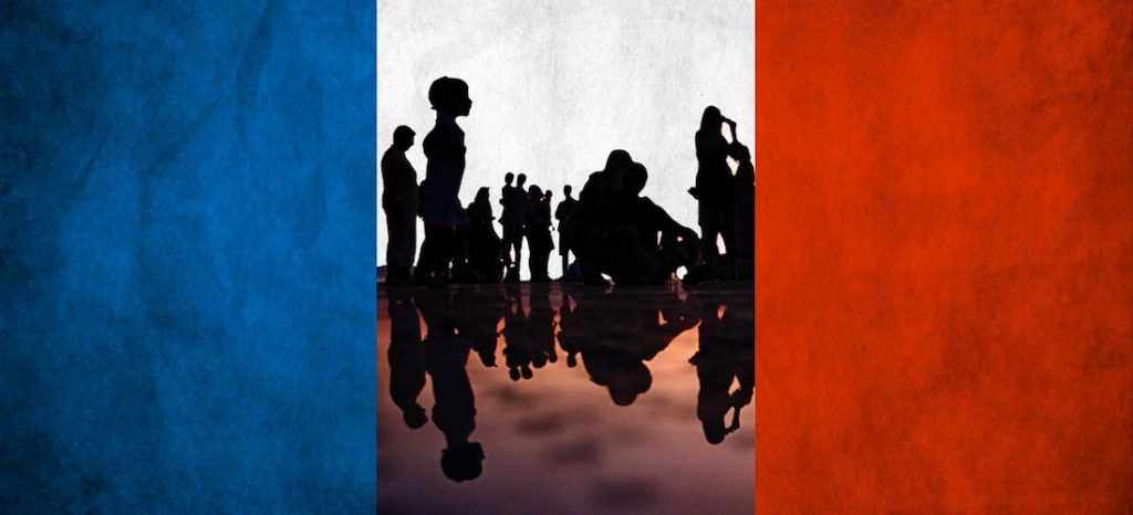 Ombres de citoyens sur fond de drapeau national français