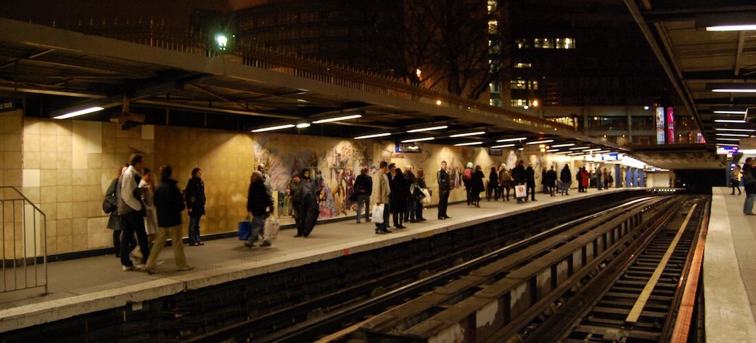 Quai de la station de Métro Bastille à Paris, ciel ouvert de nuit