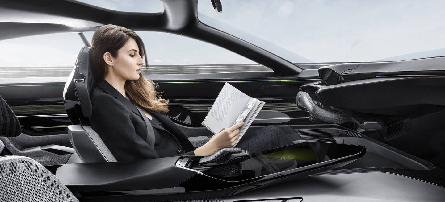 Peugeot Instinct concept, conductrice lisant un livre