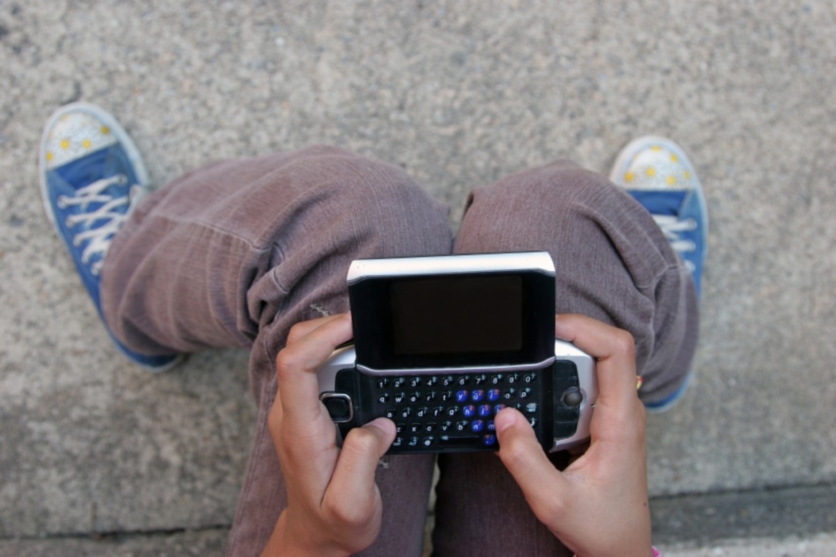 Pouces sur clavier d'une console portable